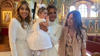 Η Μαρία Μενούνος βάφτισε την κόρη της Αθηνά | Οι διάσημοι καλεσμένοι και το "άρωμα" Ελλάδας