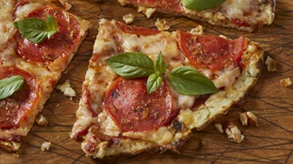 Η "ψευτοπίτσα" του Άκη Πετρετζίκη | Η viral συνταγή για το πιο εύκολο βραδινό που μπορείς να φτιάξεις στο σπίτι