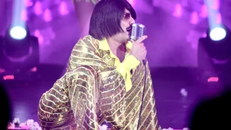 Ο Τόνι Σφήνος χωρίς περούκα και αξεσουάρ των 70s | Η σπάνια εμφάνιση με τη σύζυγό του ως Θάνος Κιούσης