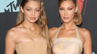 Bella & Gigi Hadid | Ποζάρουν γυμνές στη νέα 'παραδεισένια' καμπάνια του οίκου Versace