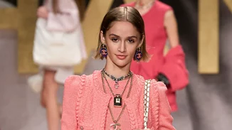 Η νέα εκδοχή των καρέ μαλλιών έχει παριζιάνικο αέρα