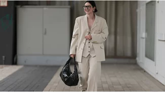 Πώς θα συνδυάσεις κοστούμι με πέδιλα για το γραφείο