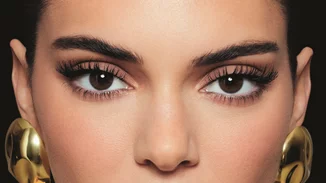 Η mascara που χαρίζει βλεφαρίδες σαν ψεύτικες, με ένα μόνο πέρασμα