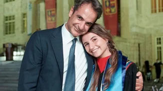 Δάφνη Μητσοτάκη | Η φωτογραφία μαζί με τον πατέρα της, Κυριάκο Μητσοτάκη, από το ταξίδι τους στην Τήνο