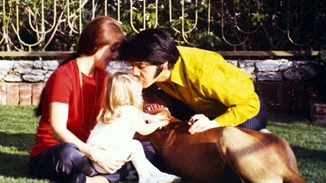 "Ξέρεις ποιος είναι ο πατέρας μου;" : Η Lisa Marie "λάτρευε" να χρησιμοποιεί το επίθετο Presley, λέει η μητέρα της