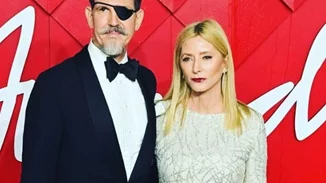 Παύλος & Μαρί Σαντάλ | Στο θεωρείο του Royal Albert Hall - Με μπορντό κοστούμι η επιχειρηματίας