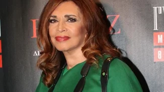 Η δυναμική Μιμή Ντενίση σε μία τρυφερή στιγμή | Εντελώς αμακιγιάριστη στην αγκαλιά της κόρης της