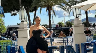 Η Βίκυ Καγιά με μαύρο mini φόρεμα διά χειρός Celia Kritharioti στο κόκκινο χαλί του Φεστιβάλ Καννών