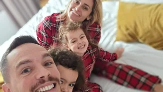 "Τα μικρά μου δελφίνια" | Οι κόρες του Λευτέρη Πετρούνια στην πισίνα είναι ό,τι πιο γλυκό θα δεις σήμερα