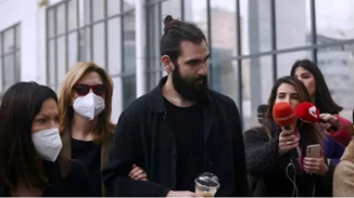 "Αυτή η κυρία έσπρωξε την μητέρα μου" είπε ο γιος του Πέτρου Φιλιππίδη υποδεικνύοντας τη Λένα Δροσάκη σε αστυνομικό