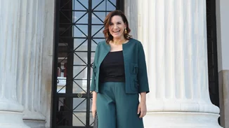 1 floral πουκάμισο- 2 διαφορετικά looks | Η Όλγα Κεφαλογιάννη προτείνει πώς να το φορέσεις