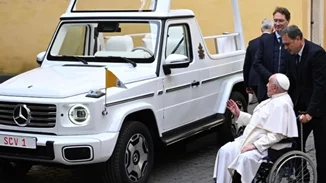 Το νέο αυτοκίνητο του Πάπα, μια λευκή, αμιγώς ηλεκτρική Mercedes-Benz με ανοιχτή οροφή