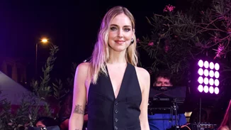 Το σοφιστικέ look με γιλέκο και το θηλυκό μαύρο φόρεμα με cut-outs  | Οι δύο εμφανίσεις της Chiara Ferragni στην Αθήνα