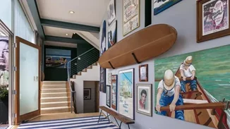 Ποιος το διακόσμησε; Το σπίτι της Kristen Stewart δεν ταιριάζει καθόλου με το στυλ της - επιτραπέζια, seventies καναπέδες και... γοργόνες