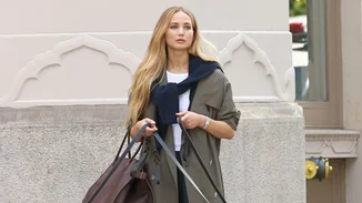 Χακί καμπαρντίνα | Πώς να συνδυάσεις το πιο hot πανωφόρι της σεζόν