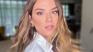 Η Βάσω Λασκαράκη ενέδωσε στην εμμονή των fashionistas - Mε total βουργουνδί σύνολο