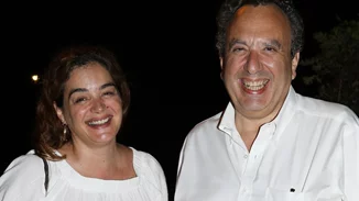 Η Γωγώ Μπρέμπου με off shoulder little black dress  στο Προεδρικό Μέγαρο