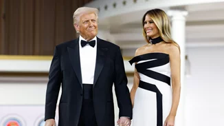 Η Melania Trump με strapless μακρύ φόρεμα στο Inauguration Night Ball