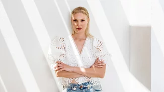 Ο κομψός τρόπος για να υιοθετήσεις τα summer trends σύμφωνα με την Αναστασία Περράκη