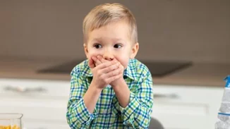 Το παιδί έβρισε; Η αντίδρασή σου έχει σημασία κι όχι η κακιά λέξη που μόλις είπε