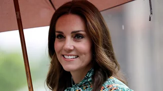 Hair in the rain | To "έξυπνο" χτένισμα που θα προστατεύσει τα μαλλιά σου από τη βροχή και την υγρασία