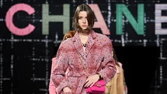 5 τάσεις που ξεχωρίσαμε από τη νέα F/W 22 συλλογή του οίκου Chanel
