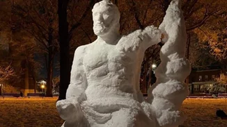 Ο "Ιπποκράτης", στο χιονισμένο Astoria Park της Νέας Υόρκης