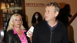 Απόστολος Γκλέτσος | Θεατρική έξοδος με τη σύντροφό του, Ιζαμπέλα Αρβανίτη