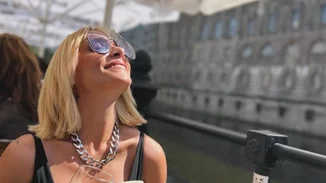 Η Ελεωνόρα Ζουγανέλη στην Αστυπάλαια με το αγαπημένο της τζιν σορτς