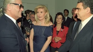 Έτος 1994 | Βαρδής και Μαριάννα Βαρδινογιάννη υποδέχονται τον Karl Lagerfeld στην Αθήνα