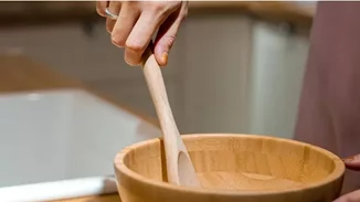 Πώς θα καθαρίσεις σωστά τις ξύλινες κουτάλες - απομάκρυνε όσα δεν 'βλέπει το μάτι' μας