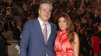 Στη βάφτιση της Νάγιας και της Μαίρης Σοφού | Σαν νεράιδα στα λευκά η Σταματίνα Τσιμτσιλή στο διπλό μυστήριο