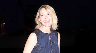 21 χρόνια πριν | Η Τζένη Μπαλτσινού στην Πάτμο με λευκό μπικίνι και καλοκαιρινά κοσμήματα