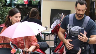 Χριστίνα Μπόμπα - Σάκης Τανιμανίδης | Οικογενειακή βόλτα με τις δίδυμες κόρες τους, Φιλίππα και Αριάνα