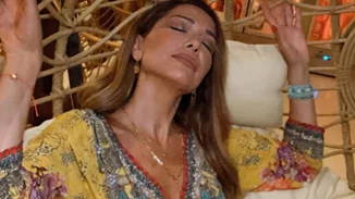 Η Δέσποινα Βανδή ποζάρει με μαγιό και αναπολεί τα παλιά χρόνια