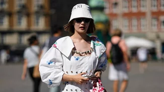 Αυτό είναι το κομψό αξεσουάρ που πρέπει να έχεις σίγουρα μαζί σου στις διακοπές