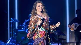 Καίτη Γαρμπή | "Δεν με ενδιαφέρει να τα έχω καλά με όλους - Υπάρχουν τόσα προβλήματα.Τι κάνουμε εμείς; Διαφημίζουμε μόνο το καινούργιο μας τραγούδι;"