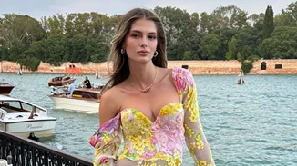 Η Αμαλία Κωστοπούλου με φόρεμα στο χρώμα που είναι τέλεια επιλογή για καλοκαιρινούς γάμους