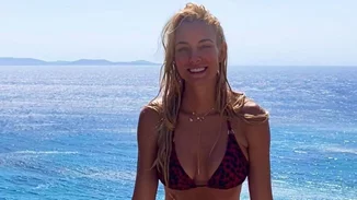 Το καλοκαίρι δεν τελείωσε για τη Δούκισσα Νομικού | Η φωτογραφία με μπικίνι στην παραλία