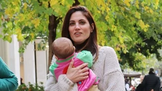 Μαίρη Συνατσάκη | Βόλτα με την 1 έτους Ολίβια στη γειτονιά τους