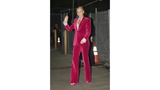 Στα χνάρια της Miranda Kerr | Η Gwyneth Paltrow ποζάρει αγκαλιά με τη Dakota Johnson στο σόου του οίκου Gucci