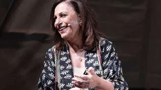 Xάρις Αλεξίου | Σε παραδοσιακό καφενείο στην Αίγινα