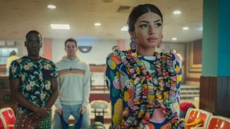 Ruby Matthews | Η ηρωίδα της σειράς Sex Education φόρεσε δημιουργία Ελληνίδας σχεδιάστριας