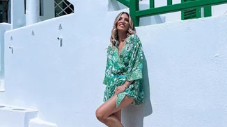 Η Αθηνά Οικονομάκου ποζάρει με κόκκινο μπικίνι, δείχνοντας την καλλίγραμμη σιλουέτα της