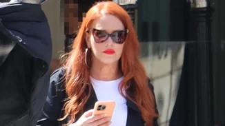 Με τζιν και λευκό top στο κέντρο της Αθήνας η Σίσσυ Χρηστίδου | Με τον αδερφό της παρέα