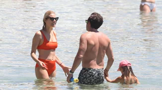 Βίκυ Καγιά - Ηλίας Κρασσάς | Στην παραλία με τα παιδιά τους, Μπιάνκα και Κάρολο