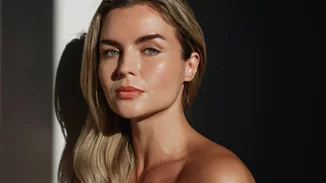 Sun, skin, glow | Η premium αντηλιακή εμπειρία που αξίζει το πρόσωπό σου