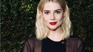 Κάμερα στη Lucy Boynton