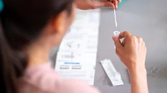 Ήρθαν τα τριπλά τεστ στα φαρμακεία | Ανιχνεύουν κορονοϊό, γρίπη και RSV