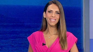 Μαρία Βούσουλα | 40 ημέρες μετά τη γέννα, ποζάρει με denim μίνι φούστα και κορμάκι